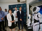 Ministerio de Defensa presenta a “Stelarbot”, el primer robot inclusivo creado en Chile que guiará a los visitantes del futuro Centro Espacial Nacional